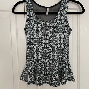 Elegant top with a beautiful back. Stunning 🤩 never worn